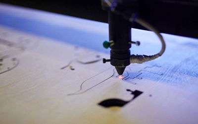 Imagem de uma máquina CNC a laser em operação, simbolizando a precisão e excelência dos serviços oferecidos pela nossa empresa.