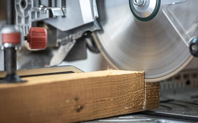 Imagem de uma serra cortando madeira, simbolizando a precisão e excelência dos serviços oferecidos pela nossa empresa.