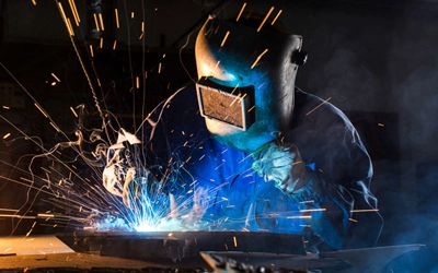 Imagem de um soldador, simbolizando a excelência dos serviços de soldagem oferecidos pela nossa empresa.